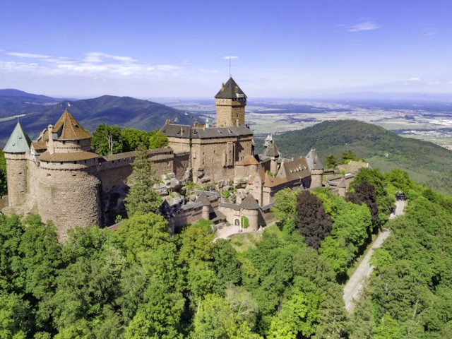 You are currently viewing Le château du Haut-Koenigsbourg et la plaine d’Alsace vu en photo 360° par drone​